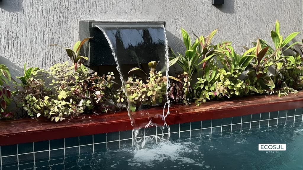 Cascata inox em piscina - área externa